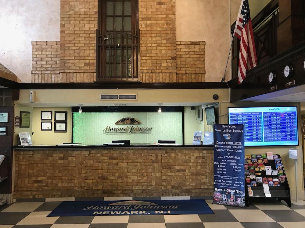 Howard Johnson By Wyndham Newark Airport Exterior photo