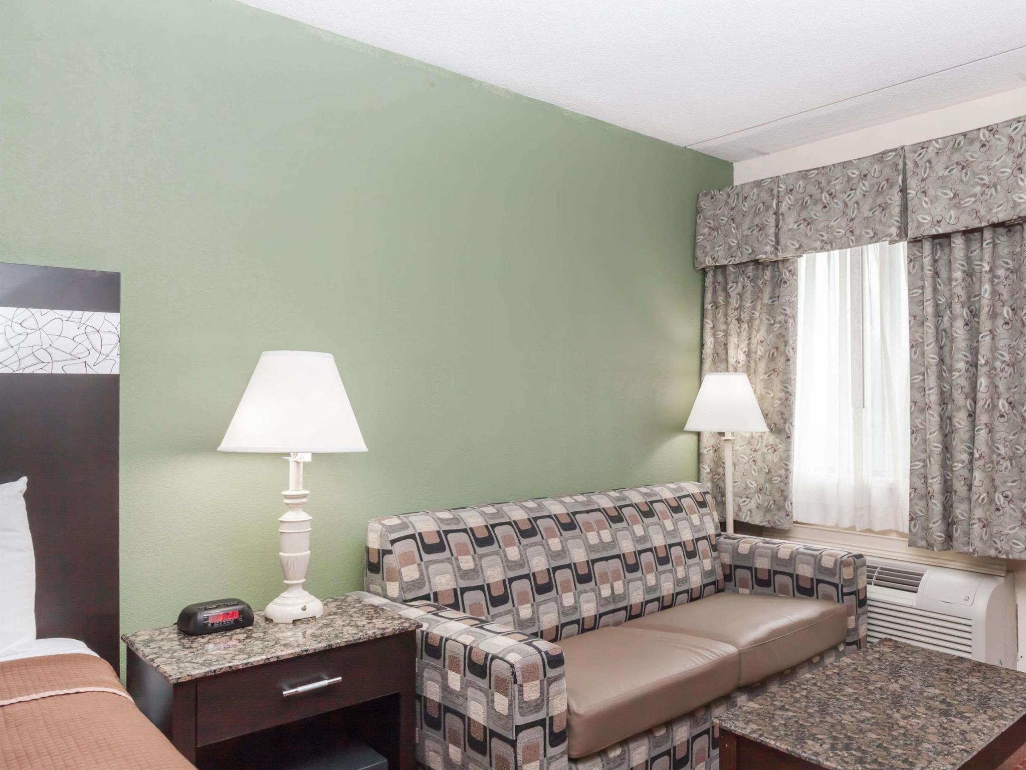 Howard Johnson By Wyndham Newark Airport Exterior photo