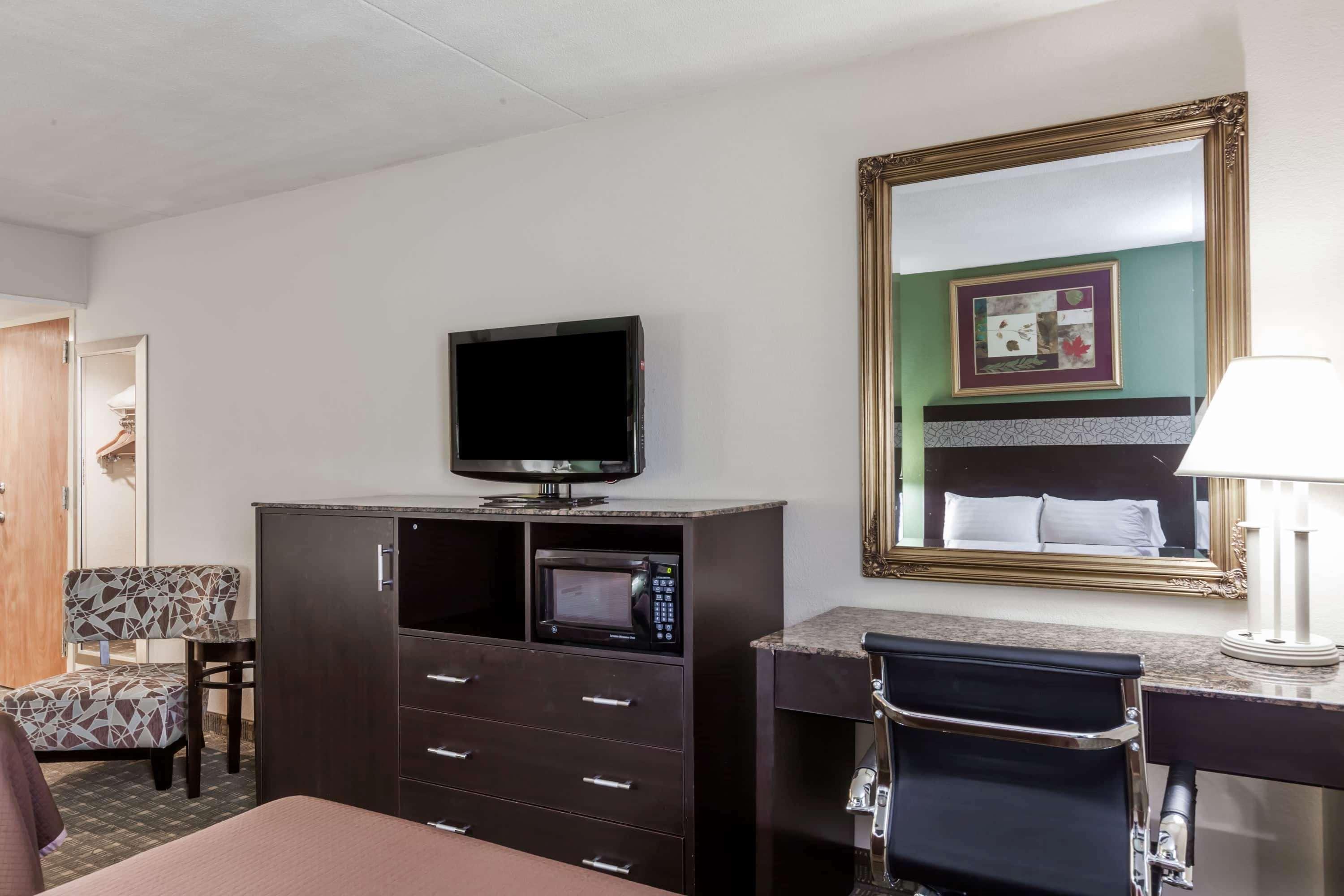 Howard Johnson By Wyndham Newark Airport Exterior photo
