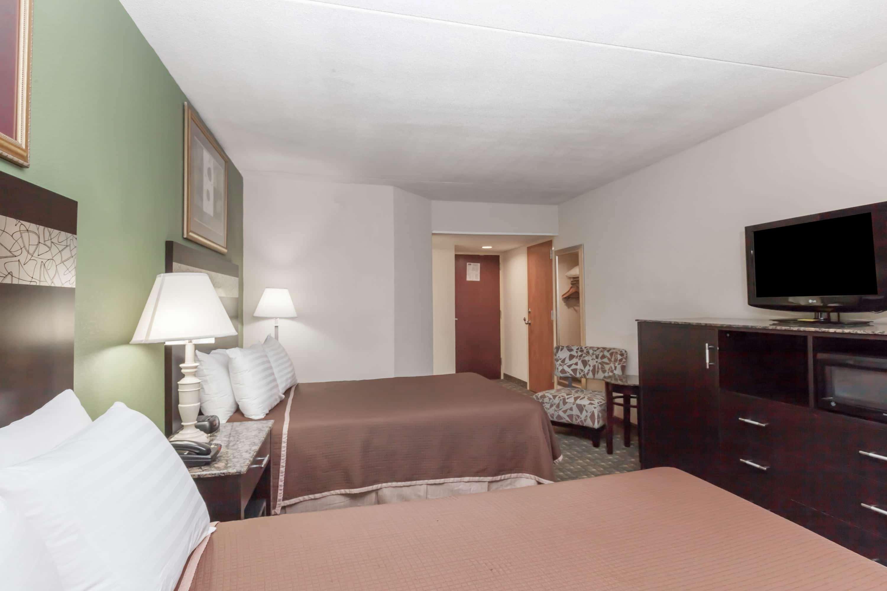 Howard Johnson By Wyndham Newark Airport Exterior photo