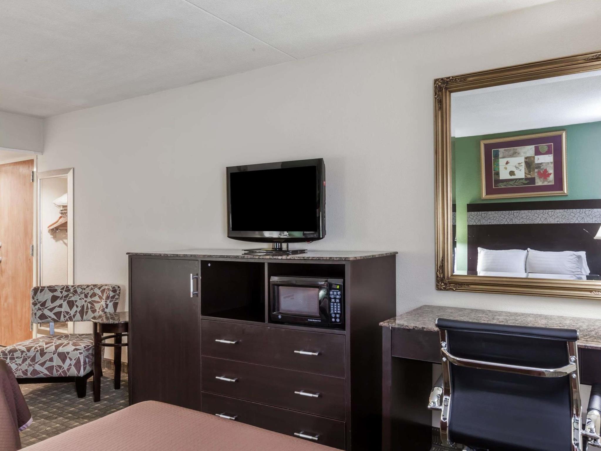 Howard Johnson By Wyndham Newark Airport Exterior photo